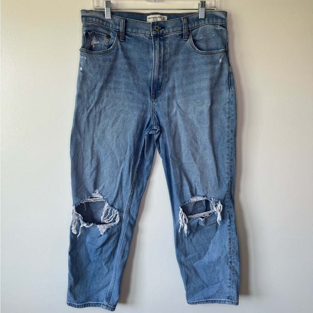Abercrombie and Fitch mom jeans